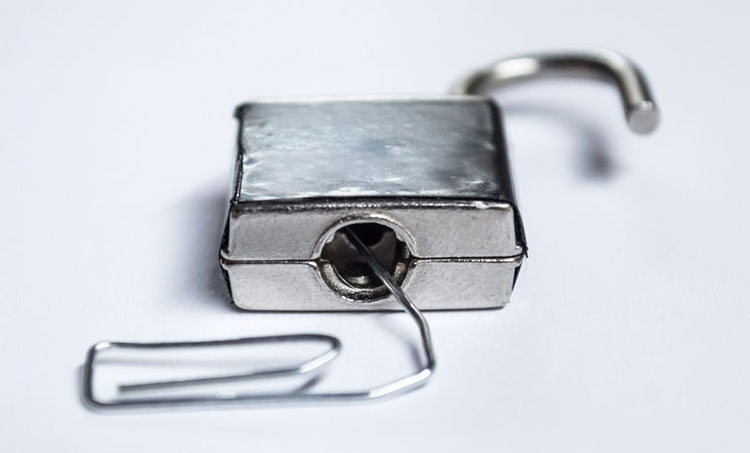 lockpicking using paperclip